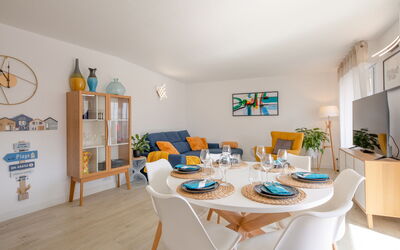 Royal Marine 504.2: Table, Furniture, Interior Design, Flooring, Wood, Chair, Floor, Living Room, Houseplant, Hardwood
