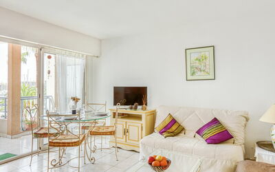 Royal Marine 504.5: Room, Property, Furniture, Living Room, Interior Design, Yellow, Building, Floor, House, Table
