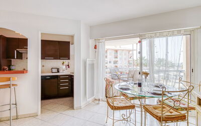 Accommodation:&nbsp;Royal Marine 504.5