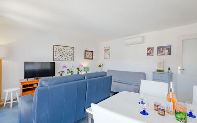 Accommodation:&nbsp;Royal Marine 504.4