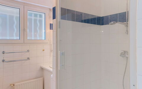 Artémis: Plumbing Fixture, Flooring, Floor, Bathroom, Interior Design, Plumbing, Room, Door, Tile, Composite Material