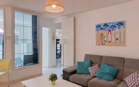 Artémis: Furniture, Interior Design, Flooring, Wall, Floor, Couch, Room, Ceiling, Wood, Living Room