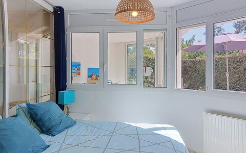Artémis: Interior Design, Furniture, Bedroom, Bed, Ceiling, Floor, Room, Textile, Flooring, Lighting