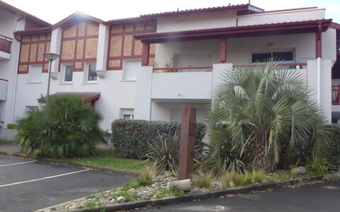 Selvia Quetia: Sky, Cloud, Building, Property, Window, Wood, Table, House, Shade, Outdoor Furniture