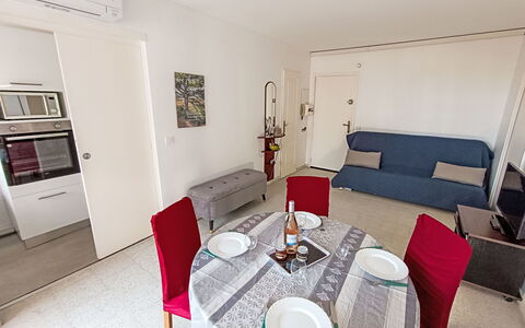 Fréjus 101: Flooring, Floor, Furniture, Interior Design, Room, Apartment, Chair, Ceiling, Couch, Living Room