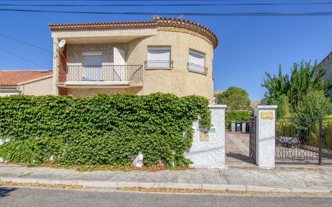 Saint Cyr sur Mer les Lecques 192: Plant, Sky, Property, Window, Building, Land Lot, Road Surface, Urban Design, Woody Plant