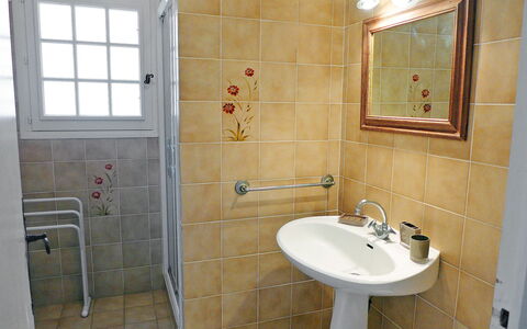 Princesse: Mirror, Tap, Sink, Bathroom Sink, Plumbing Fixture, Property, Bathroom, Window, Purple, Interior Design