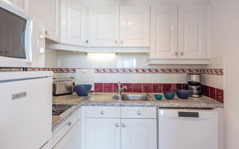 Accommodation:&nbsp;Les Trois Iles 102.7