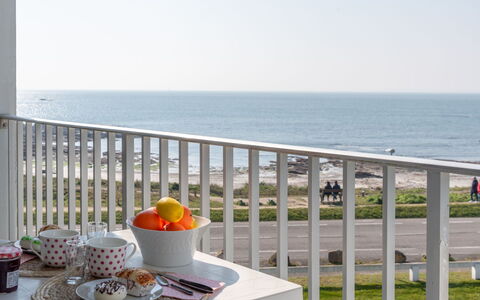 Quiberon 102: Sky, Tableware, Water, Table, Building, Property, Food, Plant, Fence, Plate