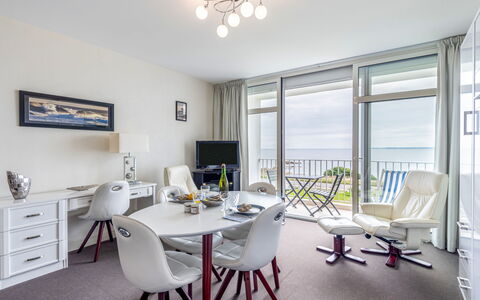 Accommodation:&nbsp;Les Trois Iles 102.9