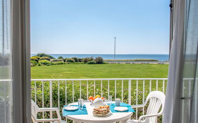 Accommodation:&nbsp;Les Trois Iles 102.5