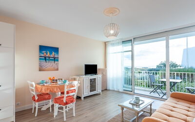 Accommodation:&nbsp;Les Trois Iles 102.8