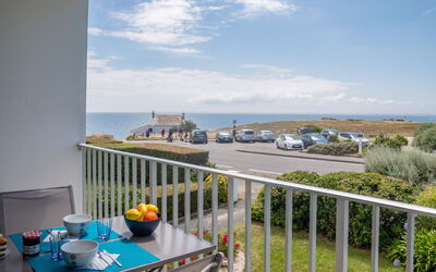 Accommodation:&nbsp;Les Trois Iles 102.7
