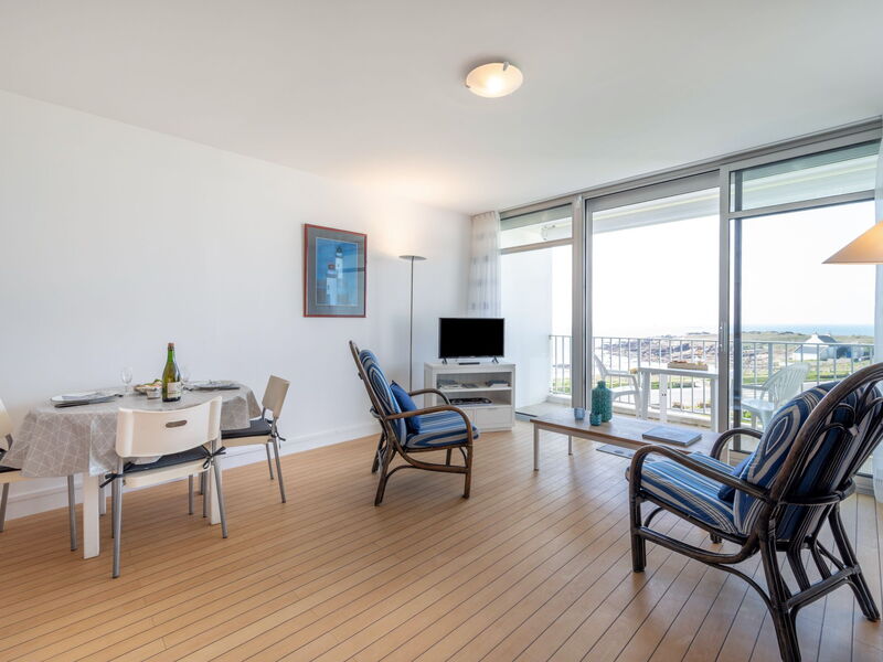Accommodation:&nbsp;Les Trois Iles 102.10