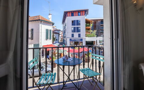 Résidence de France: Window, Building, Sky, Interior Design, Door, Table, House, Chair, Real Estate