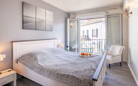 Résidence de France: Furniture, Property, Building, Comfort, Picture Frame, Wood, Textile, Interior Design, Bed Frame, Bed