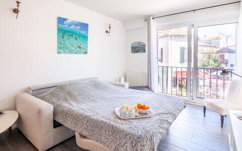 Résidence de France: Table, Furniture, Property, Azure, Interior Design, Wood, Floor, Flooring, Wall, Tablecloth