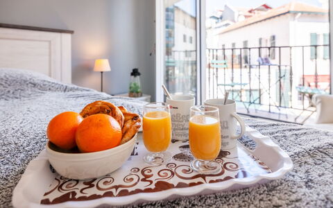 Résidence de France: Food, Tableware, Table, Orange, Plant, Orange