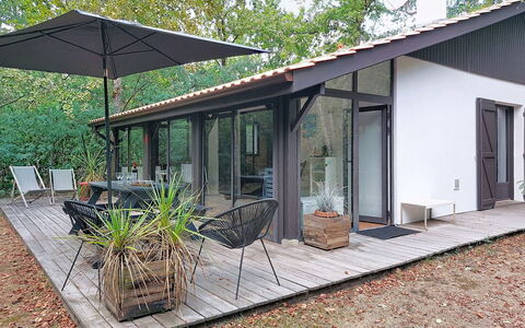 Marina de Talaris: Home, Roof, House, Door, Cottage, Shade, Garden, Groundcover, Porch, Yard