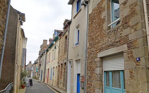 Le Vieux Port: Neighbourhood, Street, Town, Building, Alley, Road, Property, Human Settlement, Architecture, Wall