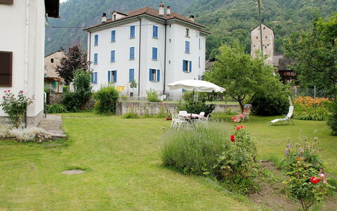 Gemma: Property, Natural Landscape, House, Grass, Building, Estate, Lawn, Garden, Real Estate, Land Lot