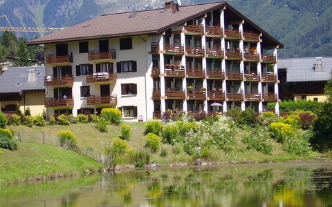Le Cristal des Glaces: Plant, Water, Building, Property, Mountain, Window, Nature, House, Vegetation, Tree
