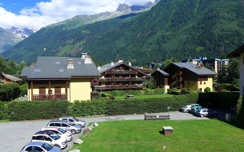 Le Cristal des Glaces: Cloud, Sky, Plant, Mountain, Property, Building, Nature, Natural Landscape, Car, House