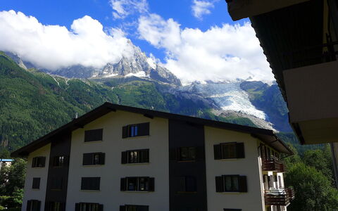 Le Cristal des Glaces: Cloud, Sky, Building, Window, Property, Mountain, Architecture, House, Urban Design, Biome