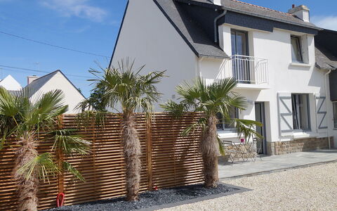 Les Elfes: Property, House, Residential Area, Home, Neighbourhood, Architecture, Real Estate, Building, Wall, Tree