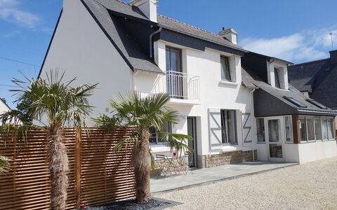 Les Elfes: Sky, Building, Window, Plant, Cloud, House, Land Lot, Cottage, Neighbourhood, Residential Area