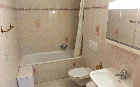Impéria 10: Brown, Plumbing Fixture, Property, Tap, Sink, Bathtub, Bathroom, Bathroom Sink, Interior Design, Mirror