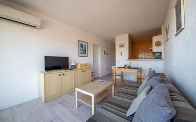 Le Serpent de Mer 115.2: Furniture, Building, Houseplant, Comfort, Wood, Interior Design, Living Room, Flooring, Floor, House