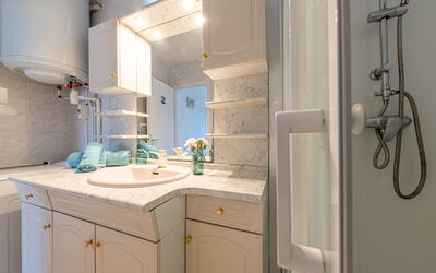 Accommodation:&nbsp;Le Serpent de Mer 115.2