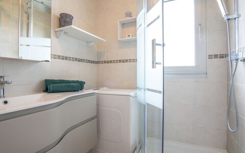 Plein Sud: Plumbing Fixture, Shower Head, Shower, Bathroom, Tap, Shower Door, Building, Floor, Sink