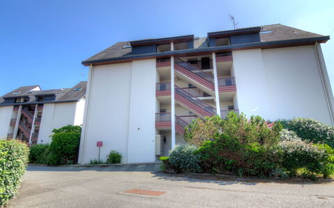 Plein Sud: Plant, Building, Sky, House, Land Lot, Neighbourhood, Residential Area, Facade, Rural Area