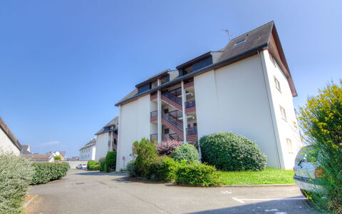 Plein Sud: Plant, Sky, Building, Land Lot, House, Neighbourhood, Window, Grass, Residential Area, Tree