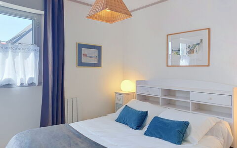 Plein Sud: Furniture, Interior Design, Bed, Bedroom, Floor, Bed Sheet, Linens, Bedding, Ceiling, Room