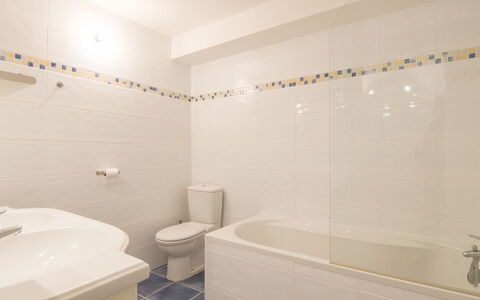 Le Sudouest: Bathroom, Property, Room, Bathtub, Tile, Interior Design, Wall, Floor, Architecture, Plumbing Fixture