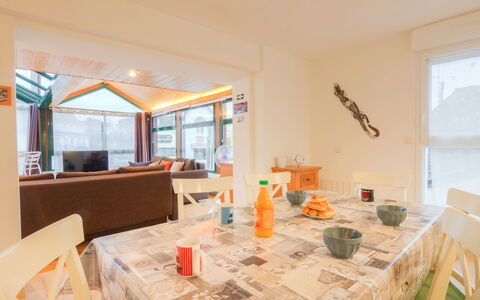 Le Sudouest: Property, Room, Interior Design, Building, House, Furniture, Home, Real Estate, Table, Ceiling