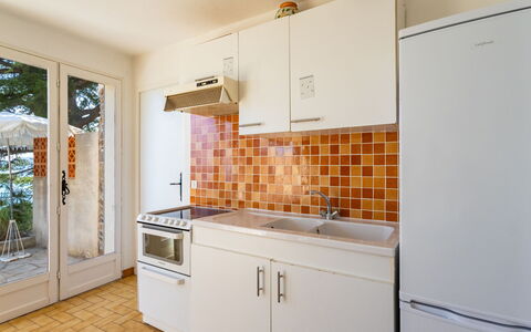 Les Floralies Ii: Cabinetry, Property, Countertop, Furniture, Kitchen Sink, Building, Sink, Tap, Wood, Window
