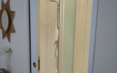 Bel Air: Room, Property, Door Handle, Wall, Door, Plaster, Hardwood, Wood, Home Door, Molding