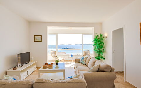 Accommodation:&nbsp;Les Dauphins 124.1