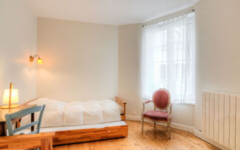 Petit Acacia: Furniture, Property, Window, Table, Comfort, Wood, Building, Lighting, Flooring