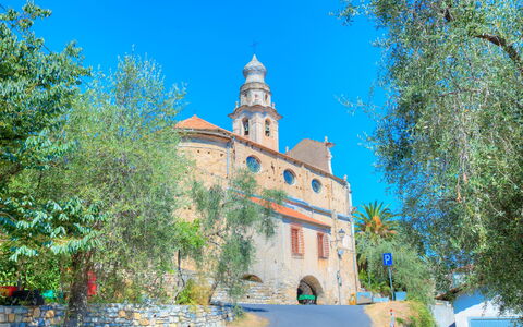 House of Stone - Deglio Faraldi: Landmark, Sky, Architecture, Building, Tree, Town, Church, Real Estate, City, Place Of Worship
