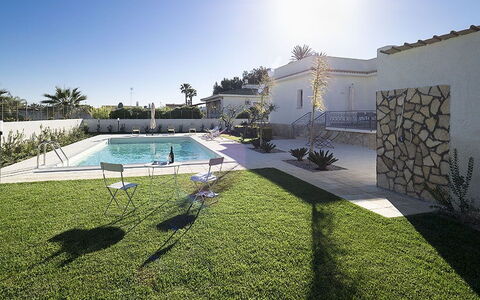 Villa Berbaro: Sky, Water, Daytime, Property, Plant, Swimming Pool, Shade, Leisure, Urban Design, Tree