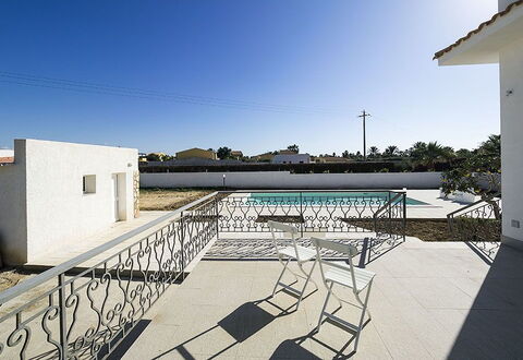 Villa Berbaro: Sky, Building, Shade, Swimming Pool, Water, Urban Design, Outdoor Furniture, Residential Area, Leisure, Facade