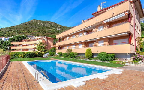 Fané: Property, Swimming Pool, Building, Real Estate, House, Residential Area, Apartment, Resort, Estate, Villa