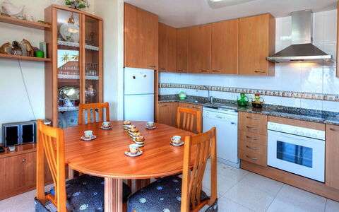 Fané: Room, Property, Furniture, Countertop, Kitchen, Building, Cabinetry, House, Interior Design, Real Estate