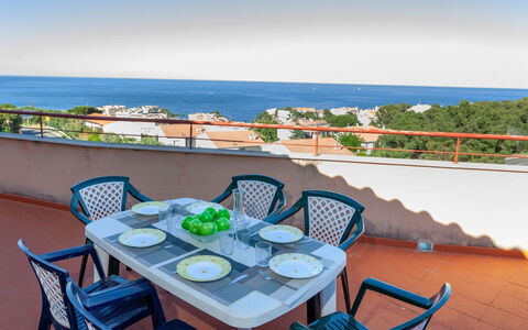 Fané: Property, Azure, Vacation, Real Estate, Room, Balcony, Resort, Furniture, Table, Sea