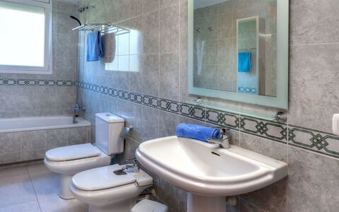 Fané: Bathroom, Property, Room, Tap, Wall, Tile, Interior Design, Sink, Architecture, Bathroom Sink